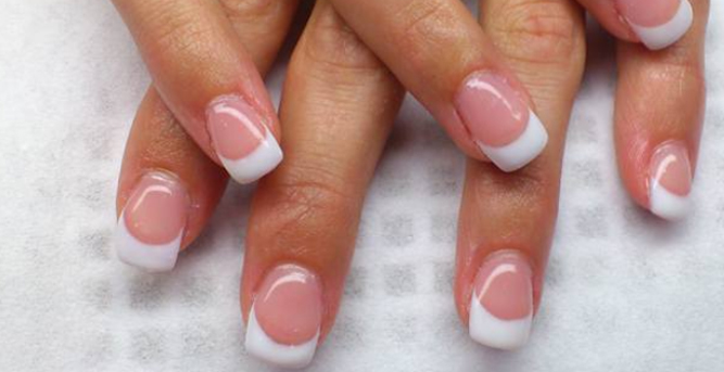 Ongles limés à la longeur et à la forme choisies